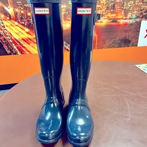 Hunter raining boot, women’s size 8. Wore twice. W/o tag and box